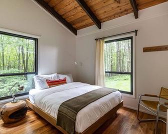 Destino Catskills Chalet - Hot Tub and Fire Place - Roxbury - Bedroom