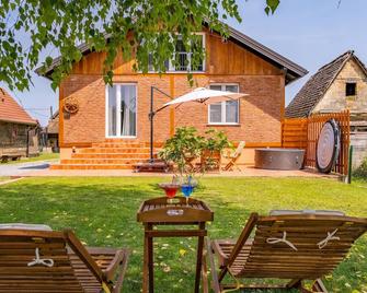 Awesome Home In Drenov Bok With Jacuzzi - Jasenovac - Patio