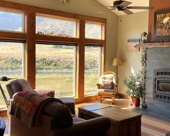 Electric Peak Retreat at Yellowstone National Park North Entrance - Gardiner - Living room