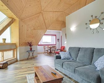 Unique Dome Home in Menomonie 2 Mi to Main St! - Menomonie - Obývací pokoj