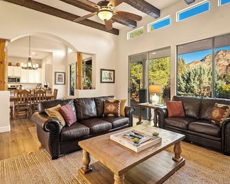 Luxury Sedona Living Remodeled with Red Rock Views! - Sedona - Sala de estar