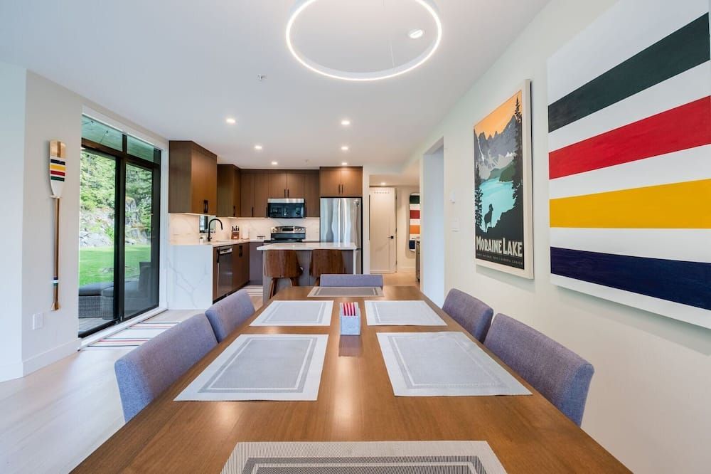 Ravencrest by Outpost Whistler - Whistler - Dining room