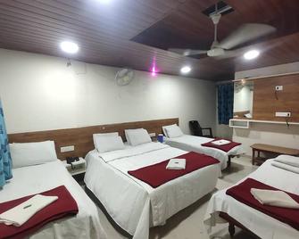 Hotel yogeshwer - Mahesāna - Bedroom