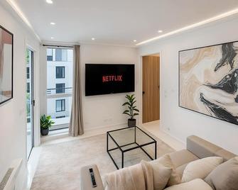 Impeccable 2-BR Flat Close to Manchester Central - 625 - Salford - Living room