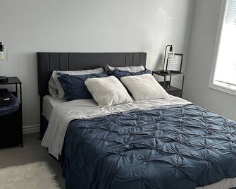 Cozy Whitby Retreat - Whitby - Bedroom