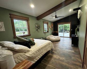 Rippling Waters! 3 BD 2.5 BA Riverfront Home, 8 min. from airport. Sleeps 11. - Mills River - Habitación