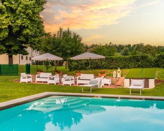 Villa Papari - Montecarlo - Piscina