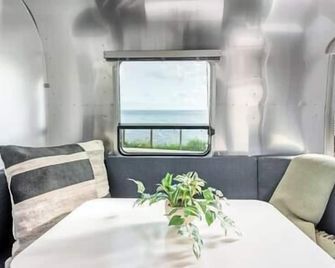 Stunning California Coast Airstream - Half Moon Bay - Dining room