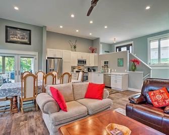 Grand Rapids Area Lakefront House with Dock - Lowell - Sala de estar