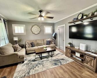 Cozy Home Away from Home 10 min from Franciscan University - Weirton - Living room