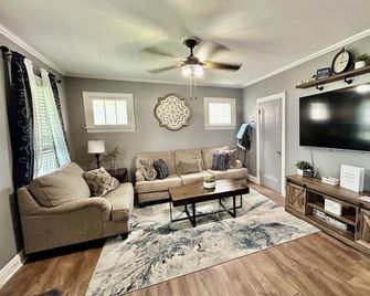 Cozy Home Away from Home 10 min from Franciscan University - Weirton - Obývací pokoj
