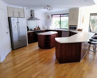 Coastal Retreat - Secret Harbour - Secret Harbour - Kitchen