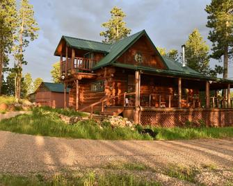 Mountain Crest: Seclusion and Serenity Await at Our Rustic Mountain Hideaway - Deadwood - Building