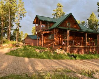 Secluded Log Cabin Retreat on 5 Acres and Stunning Long Views - Deadwood - Building