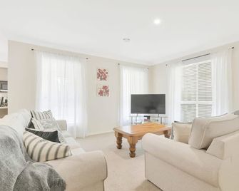 Piper St - Cbd, Cosy Escape - Bathurst - Living room