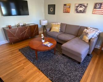 Cozy Cottage by the Beach - WaterviewbrMinutes from Downtown Annapolis - Annapolis - Living room