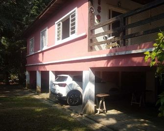 House 2 suites + 2 apartments - 12 people, Foot of the hill, nature at your window - São Sebastião - Building