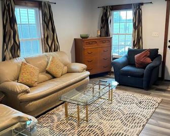 House near Buffalo Bills stadium in Orchard Park - Orchard Park - Living room