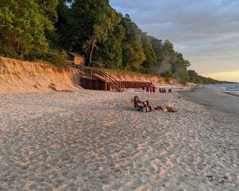 Walk to Private Beach, Great screened porch, Chefs kitchen, Open beam design - Union Pier - Playa