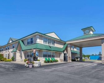 Quality Inn & Suites Manistique - Manistique - Building