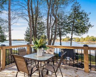 Rustic Lakefront Cottage with Fire Pit & Scenic Views - Brechin - Balcony