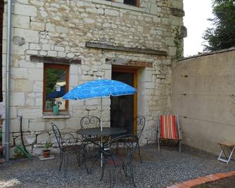 Le Compostelle Prieure Gite Les Medieval - Les Ulmes - Patio