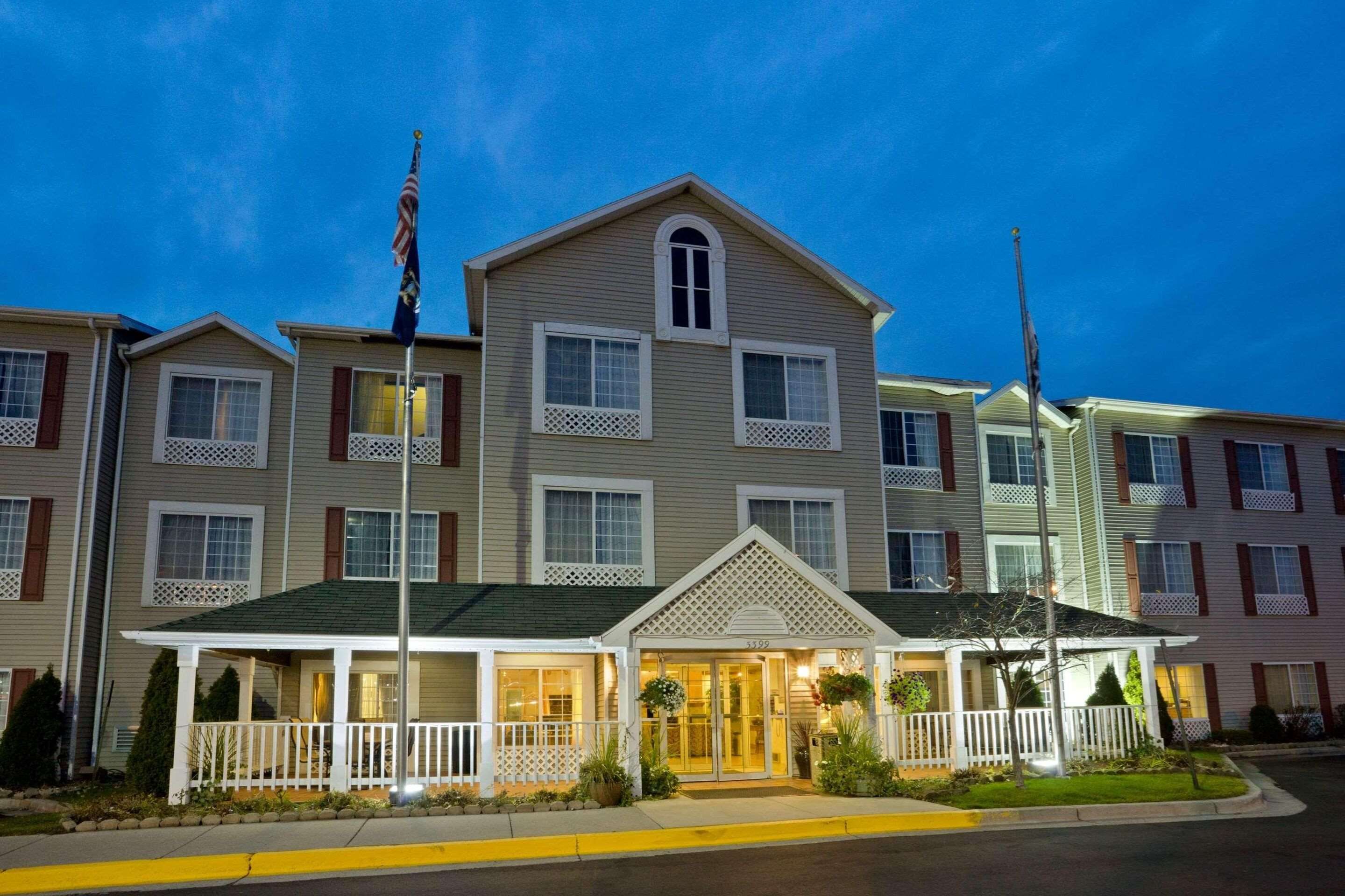 Country Inn & Suites by Radisson Grand Rapids Air - Cascade - Gebäude