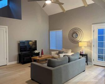 Modern Blue Marina 2 bed 2 bath garage whole home - Modesto - Living room