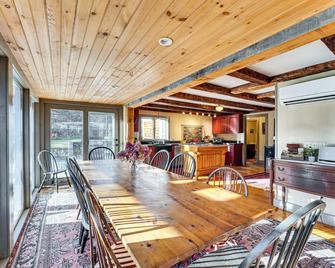 Outdoor Fireplace And Pool Table Tamwort - Tamworth - Dining room