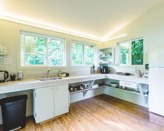 PonoMana Oasis's - Serenity Cottage - Captain Cook - Kitchen