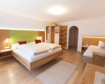 Family room with balcony (2 adults, 1 child) - Landhaus Vierthaler - Filzmoos - Habitación