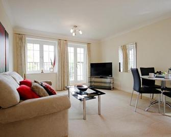 Sunny 1 bed apartment in a quiet central location - Basingstoke - Living room