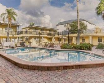 Adorable One Bedroom One Bathroom With Easy Access To The Beach! - Redington Beach - Pool