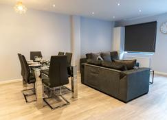 Zen Quality flats near Heathrow that are Cozy CIean Secure total of 8 flats group bookings available - Hounslow