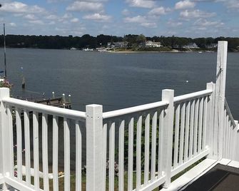 Direct waterfront vacation rental, family friendly, pets allowed - Niantic - Balkon