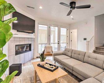 Modern-Chic Provo Townhome 1 Mi To Byu Campus - Provo - Living room