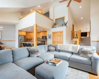 Stunning Modern Mountain Retreat with Private Hot Tub - Tabernash - Sala de estar