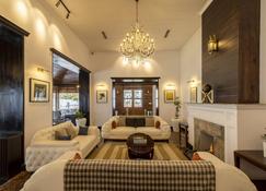 Amã Stays & Trails Puttabong Cottage, Darjeeling - Darjeeling - Lounge