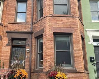 Charming & Spacious Apt in Historic Rowhouse - Washington D. C. - Edificio