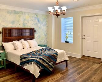 Artsy pet-friendly queen room/historic railroad inn - Cowan - Bedroom