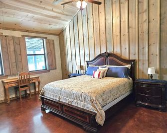 Breezy Hills Cottages - Hill Top Cottage - Fredericksburg