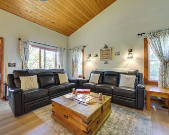 Hot Tub and Pet-Friendly! Gatlinburg Resort Cabin - Gatlinburg - Living room