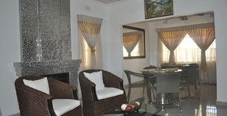Crown Guest Lodge - Francistown - Living room