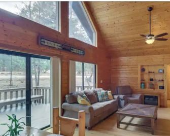 Happy cabin in Heber - Heber-Overgaard - Sala de estar