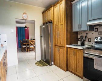 Comfortable 3-bedroom house AC TV in rooms WiFi laundry fully equipped kitchen - Tacarigua - Cocina