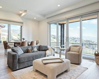 Overlooks the 6th fairway, Walk to Gondola, Hot Tub, Minutes from Fine Dining - Park City - Living room