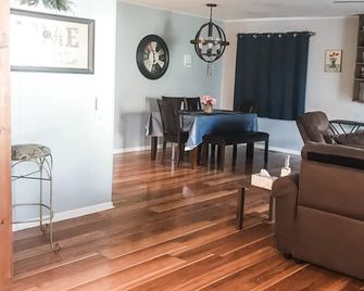 Entire House In The Heart Of Nw Ar With - Springdale - Sala de estar