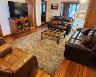 Madison/Stoughton 3 Br/3 Ba Lake Kegonsa Cottage - Stoughton - Living room