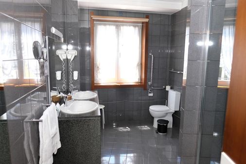 Hotel Dona Sofia - Braga - Bathroom