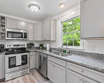 Cozy 1br 1ba Apartment Near Fort Gregg-Adams - Hopewell - Kitchen